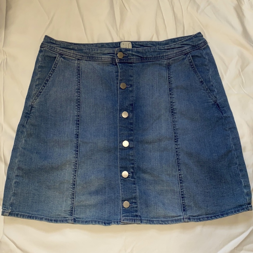 Button Front mini skirt with POCKETS.